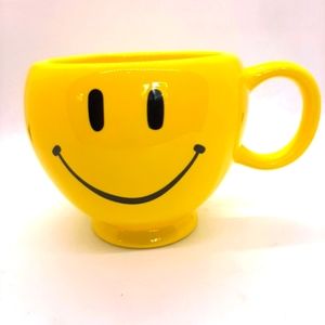 Oversized Yellow Smiley Coffee Cup Mug Retro 60's 70's Look Bright